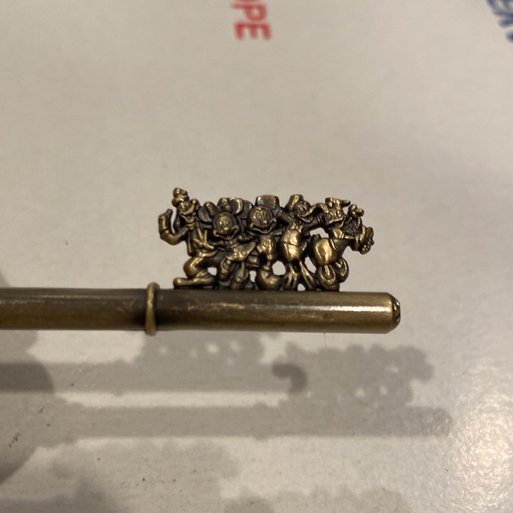 Disney Gold Master Key with Gem Beads Pewter Key Ring - Picture 2 of 6
